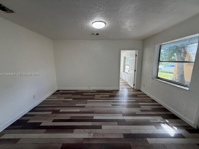 Building Photo - 2813 Dewey St