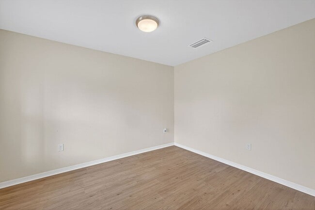 Building Photo - 4 Bedroom Home 2 Story