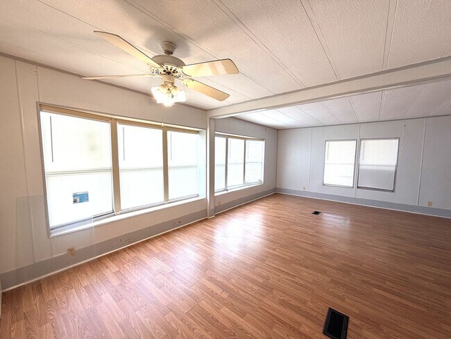 Building Photo - OVERSIZED 2/2 IN QUIET NEIGHBORHOOD!