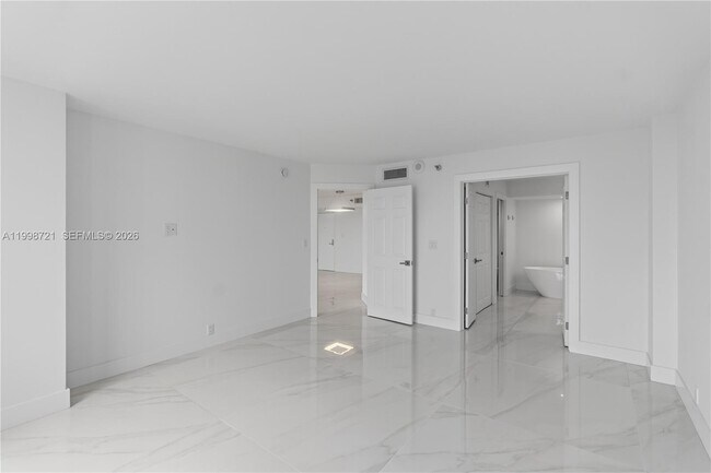 Building Photo - 19101 NE 36th Pl