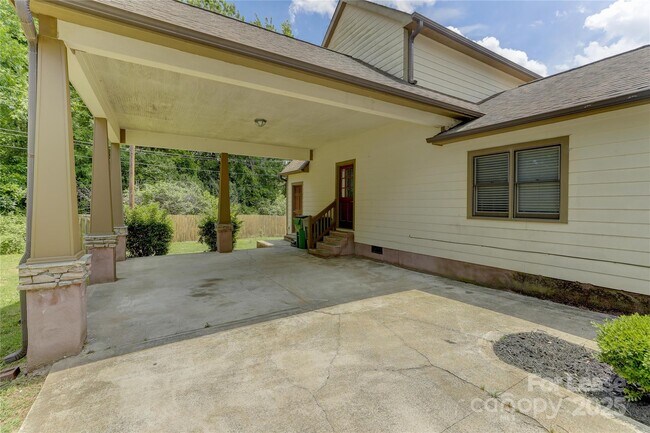 Building Photo - 448 N Summit Ave