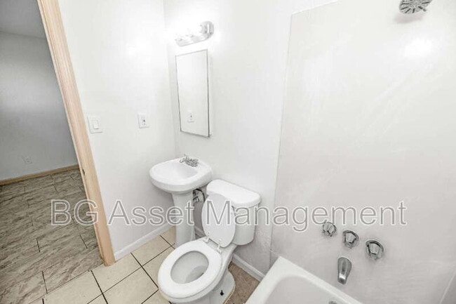 Building Photo - 728 Darina Ave