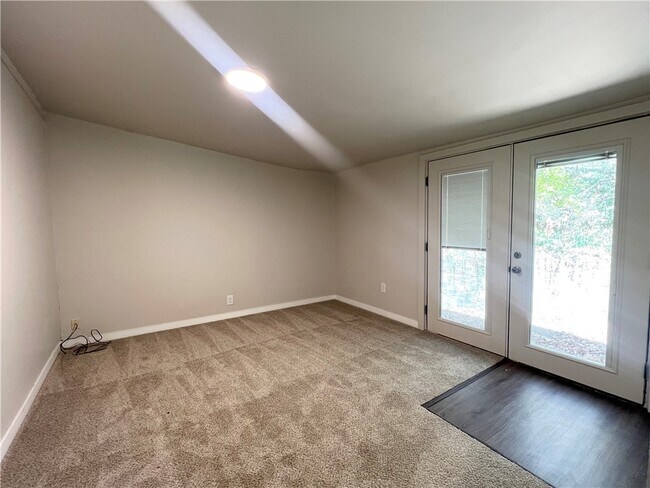 Building Photo - 872 Butterfield Ave