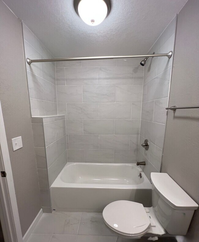 Building Photo - 3 Bed 1 Bath in Denver's Elyria Swansea Neighborhood!