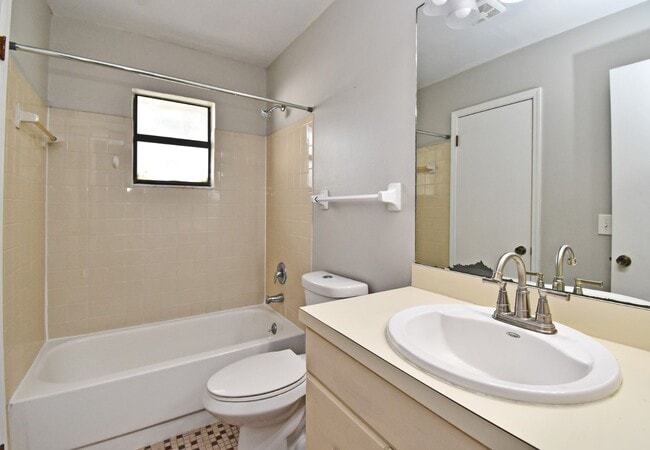 Building Photo - Well maintained 2 bedroom property with lo...