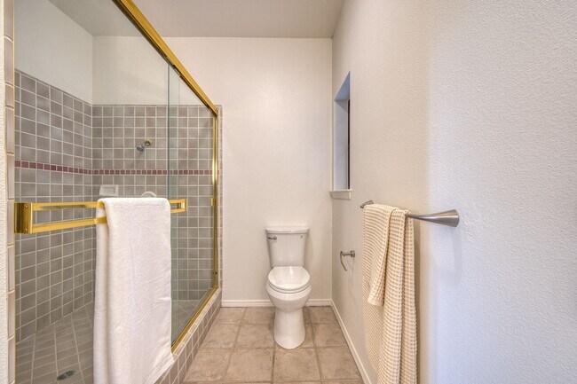 Building Photo - Huge house (2914 Sq. Ft.) in a well desired neighborhood off of Johnson Avenue