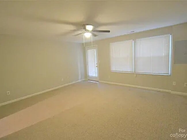 Building Photo - Updated 2 Bed, 2.5 Bath Townhome in Charlotte
