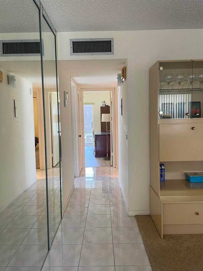 Building Photo - 705 Normandy Ln