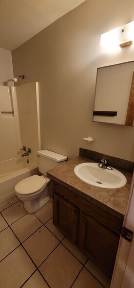 Full Hall Bathroom - 1748 Port Dr