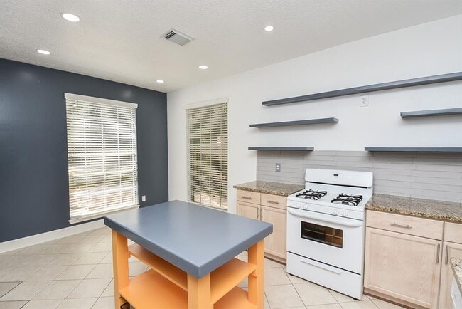 Building Photo - 138 Willowwood Cir