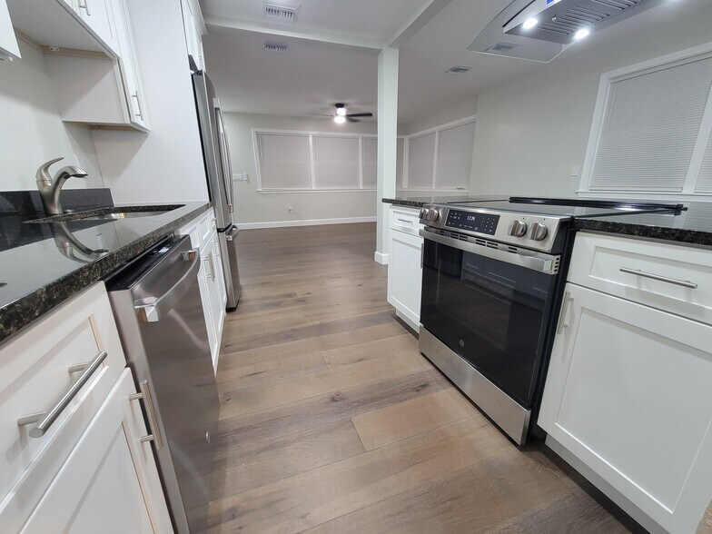 Building Photo - 611 Tanglewood St