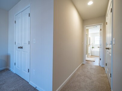 Building Photo - HUGE Owner's Suite!