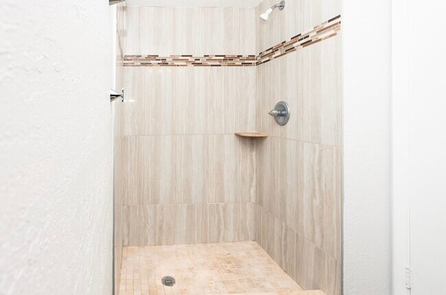 Building Photo - 2900 Cove Cay Dr