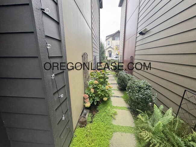 Building Photo - 3 Bedroom 3 bath Crescent village home