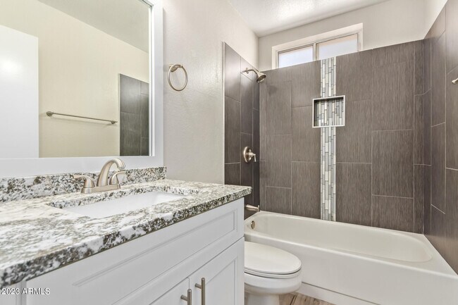 Building Photo - 4833 E Kathleen Rd