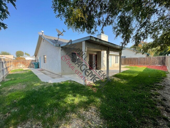 Building Photo - Home in Tulare