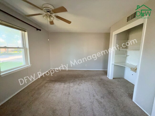 Building Photo - Charming 3-Bedroom Home with Sunroom & Spacious Backyard in Irving!