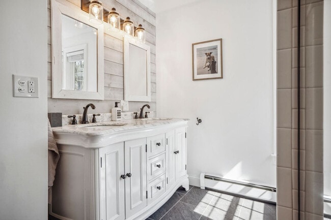 Building Photo - 550 Long John Rd