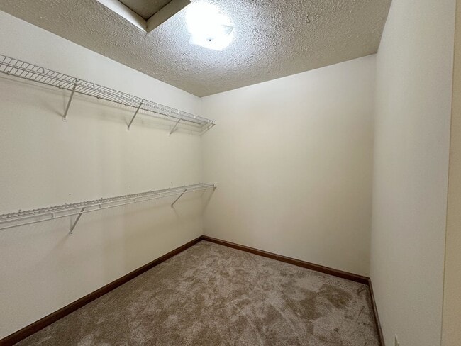 Building Photo - 3 Bedroom, 2.5 Bath, 2 Car Garage - Close ...