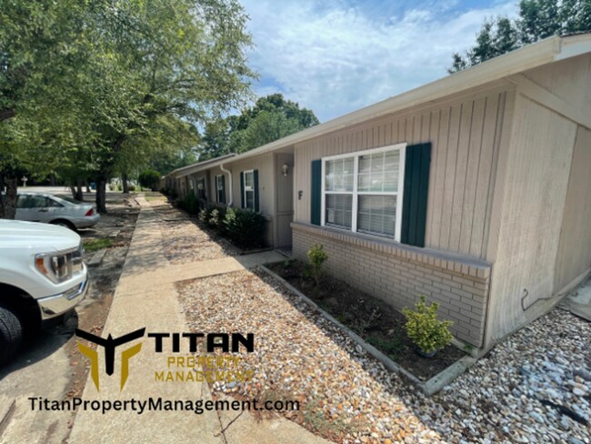 Building Photo - 2 Bed/2 Bath End Unit Apartment