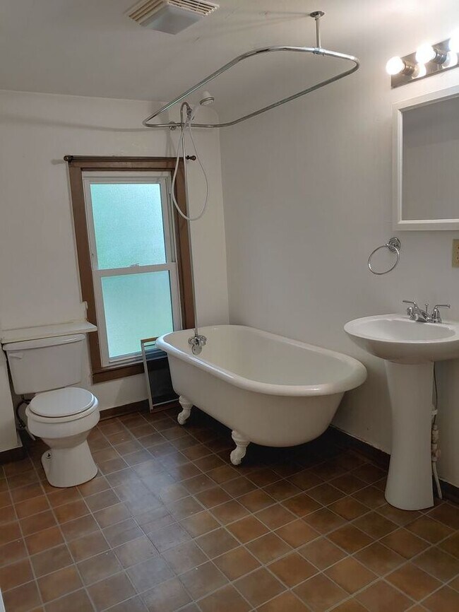 Building Photo - 824 Huestis Ave