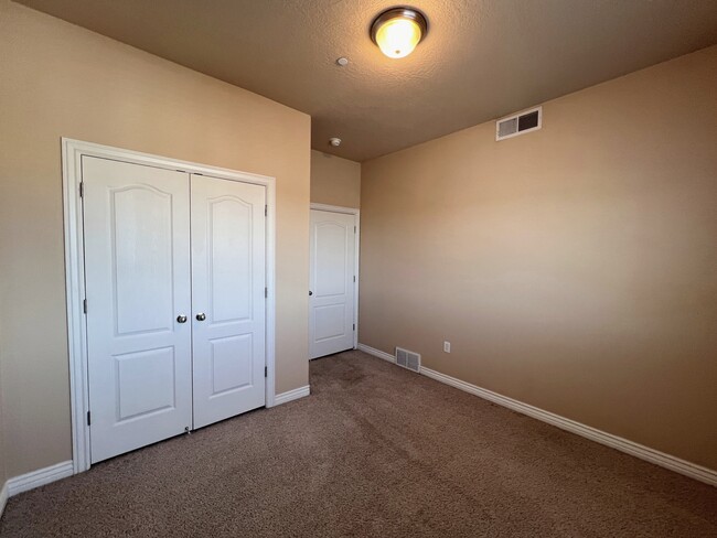 Building Photo - Beautiful Condo in Millcreek!