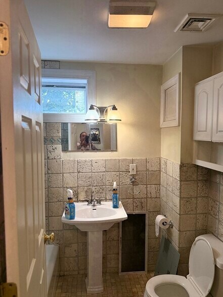 Building Photo - 24 Duval St