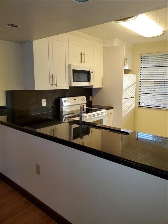 Building Photo - 6061 Balboa Cir