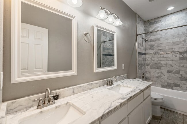 Building Photo - 1013 Tesoro Hills