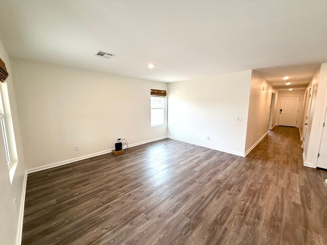 Building Photo - Beautiful 2024 Built 3 Bedroom Home on Cor...