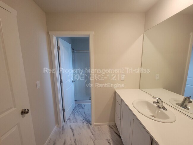 Building Photo - 611 S Zeelar St