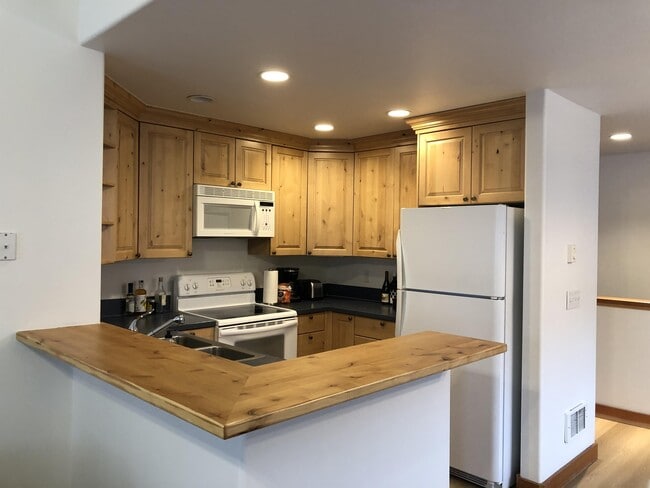 Building Photo - 315 Pine Dr