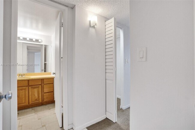 Building Photo - 18151 NE 31st Ct