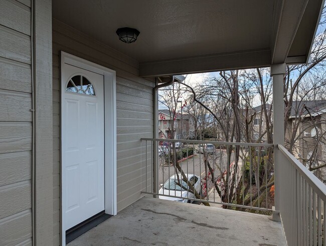 Building Photo - Clean and Updated 2 Bed, 2 Bath Upstairs Apartment in East Medford