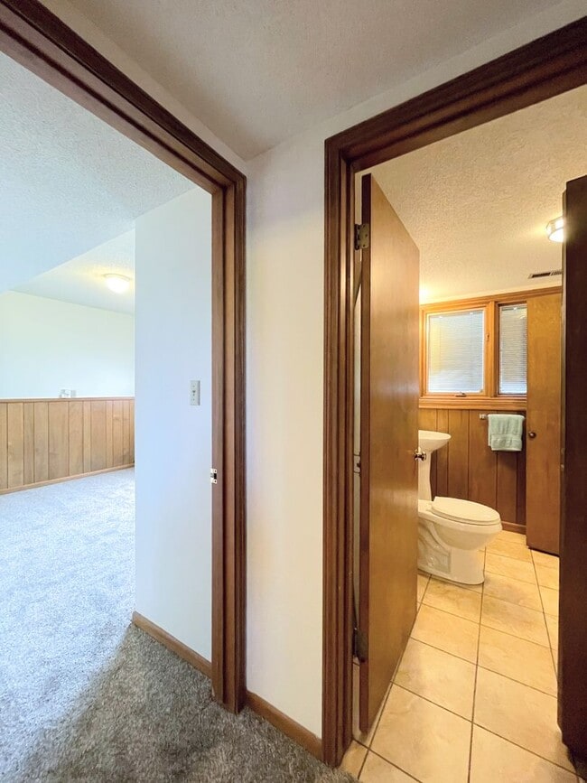 Building Photo - Updated 3 bed 2 bath home in great neighbo...
