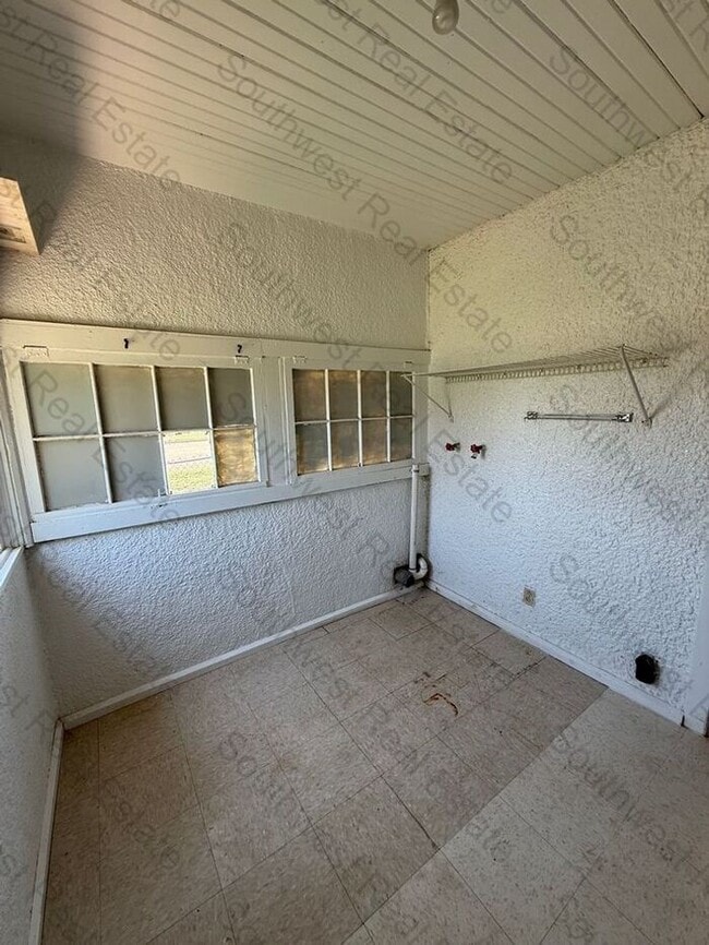 Building Photo - Charming 2 bedroom 1 bath home