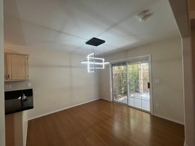 Building Photo - Charming Oversized 2 Bed, 2 Bath Townhouse...
