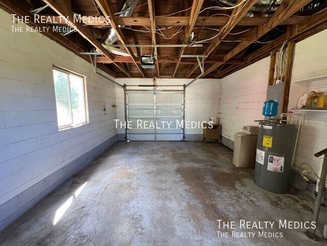 Building Photo - 3725 E Fort King St