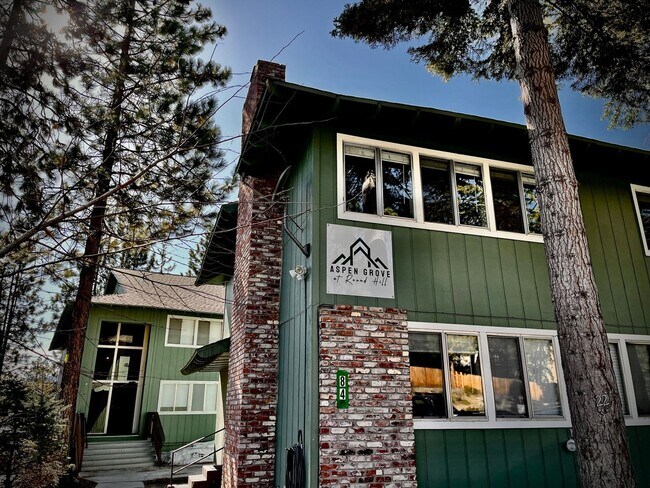 Building Photo - Rare Complex located conveniently behind Round Hill Square in walking distance to the Lake.