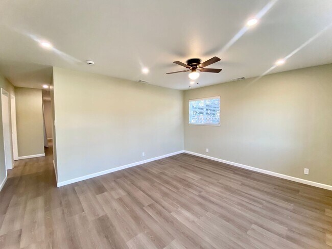 Building Photo - Upgraded 4-Bedroom Home with Family-Friendly Backyard! - Centerville Neighborhood