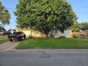 Building Photo - 3-4 bedroom ranch with attached garage, fe...