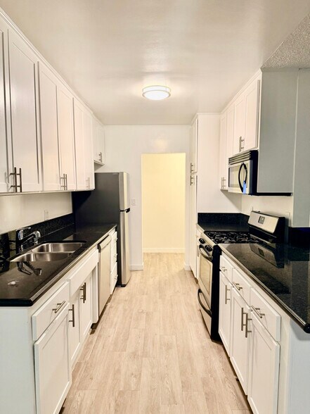 Building Photo - 1284 Havenhurst Dr