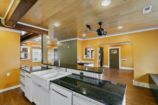 Building Photo - Classic Portland Bungalow