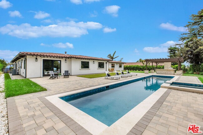 Building Photo - 6888 Alta Vista Dr