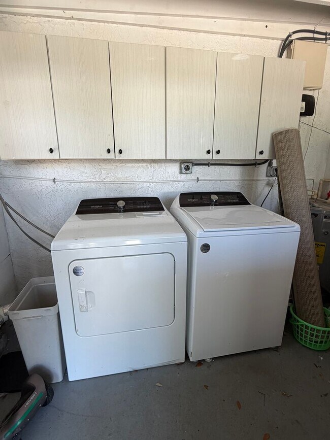 Building Photo - Apartment in Historical Tarpon Springs