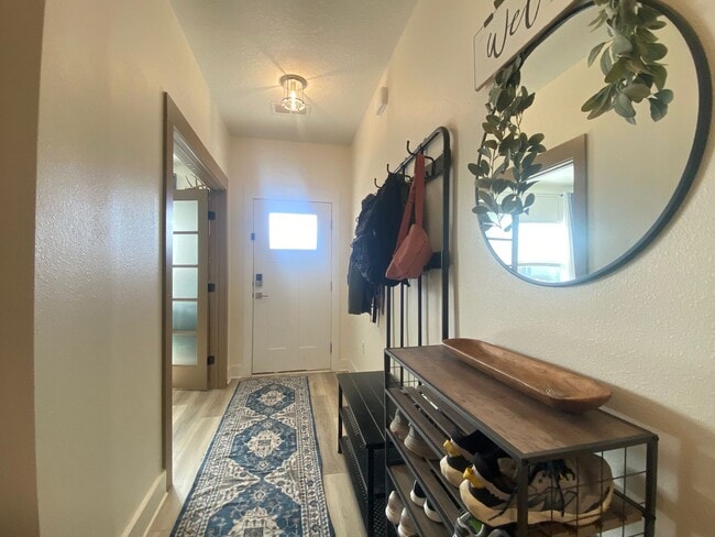 Building Photo - Spacious 4BR/2BA Home with Flexible Living Areas in Saddle Ridge