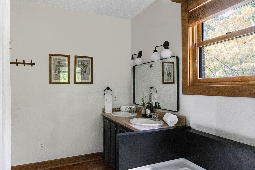 Building Photo - 2417 Sylvan Glen Way