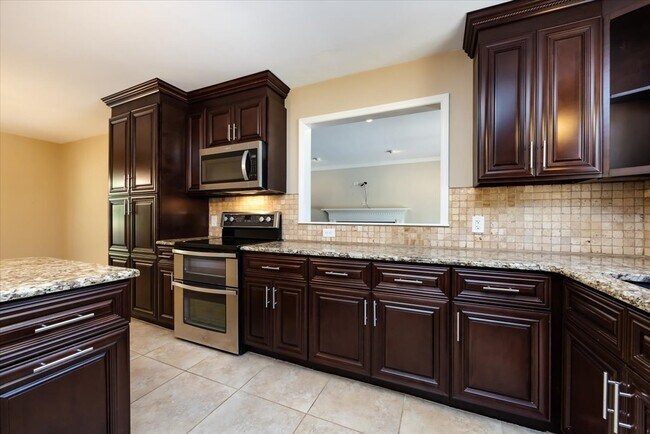 Building Photo - 5400 Farmbrook Dr