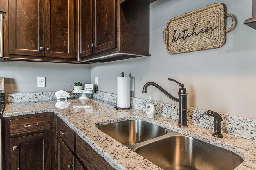 kitchen 3 - 1070 Madison St