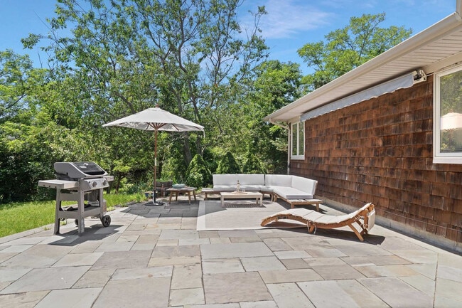 Building Photo - 155 Sound Ave